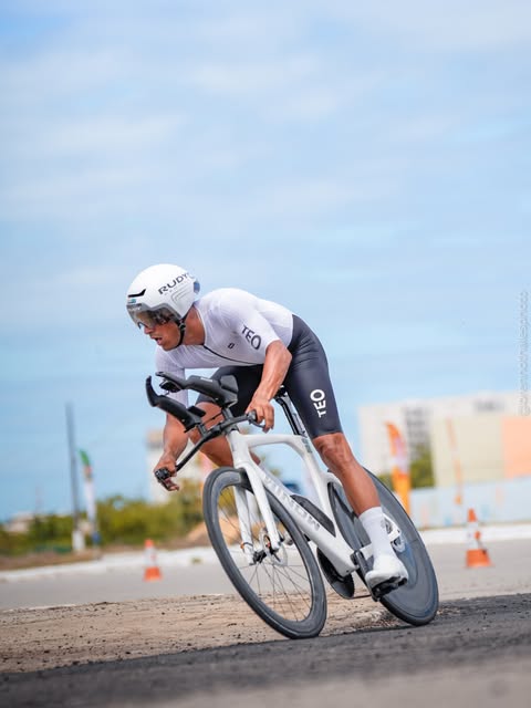 André Fuly pedalando em posição aero numa prova de triatlo